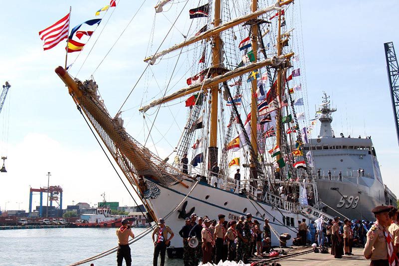 VenueMagz's tweet photo. KRI Dewaruci dan Bima Suci Bergabung dengan Sail Sabang 2017 https://t.co/VoLjstAjxz #sail #sea #calssy #seaside #wave #yacht #sailing #wind #boats #marine #boatlife #yachting #sailor #sailboat #indonesia #sailsabang2017 https://t.co/d7ynYI0wcr