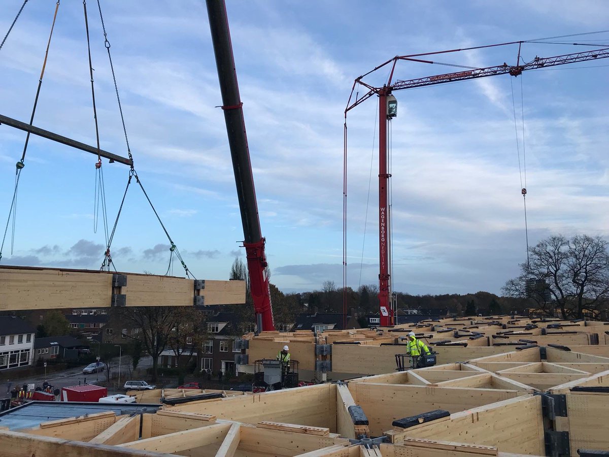 ProRail's tweet photo. De houten luifel van het nieuwe station in Assen is dit weekend over de sporen gebouwd. Puzzel bijna compleet! https://t.co/zkO5NeFtxQ https://t.co/3zuLVJxs8t