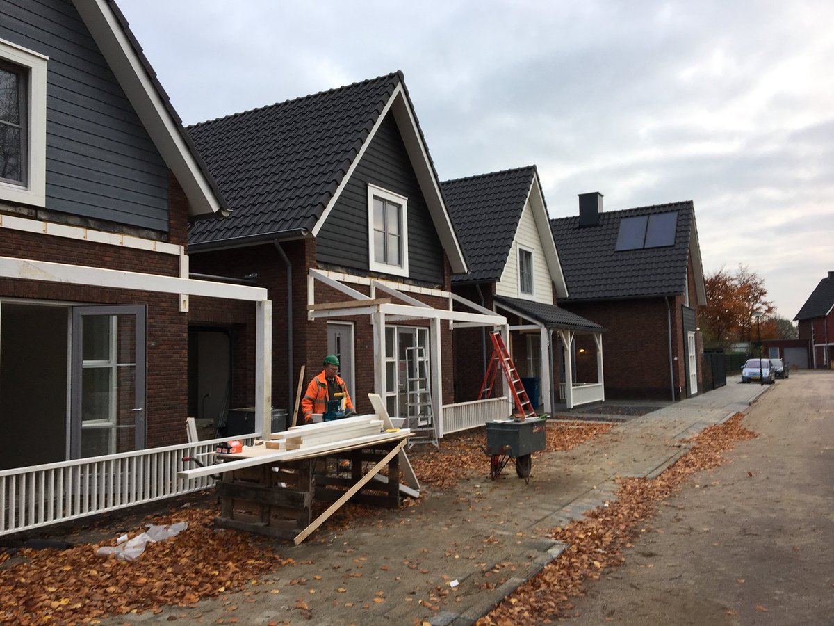 BAMGroep_NL's tweet photo. Ziet er goed uit! RT @GerwenP Aanbrengen terrasoverkapping in Schijndel. @BAMWonen @inspiringspace #debuitenhagen #schijndel https://t.co/qm1C0mmC7Z