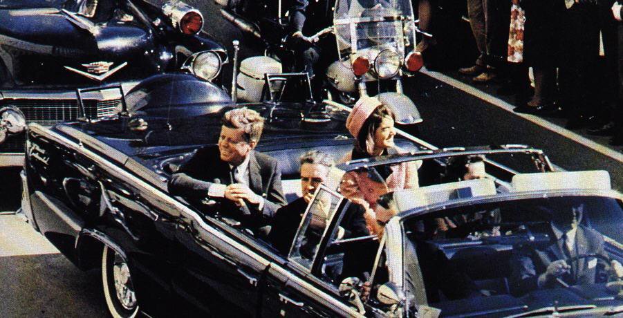 Un día como hoy, en 1963, asesinaban al presidente de USA J.F. Kennedy. Se acusó a Oswald, que fue tiroteado al día siguiente por Jack Ruby, quien tenía vínculos con la mafia. La negligente y farragosa forma de llevar la investigación a dado pie a múltiples teorías conspirativas.