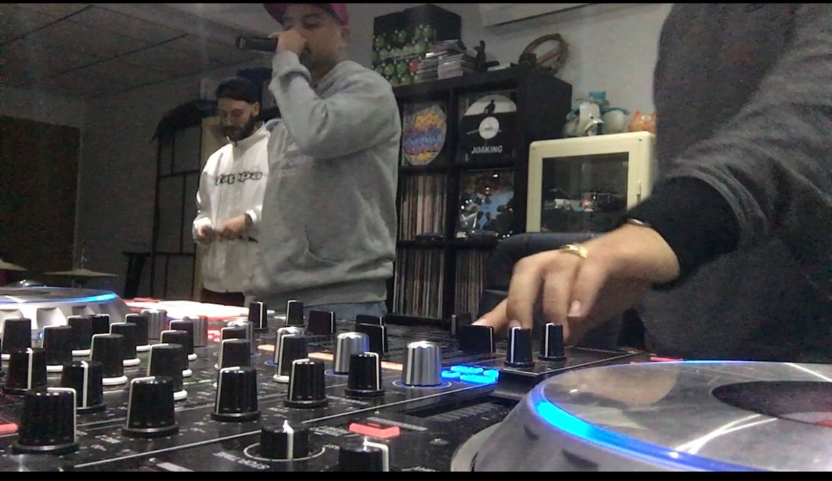 Familia ayer fue el último ensayo para los shows que damos este finde. El 25 estamos en Buenos Aires en el Movistar fri music y el 26 en Santiago de Chile en el Teatro Coliseo junto a Mos def. Allí estaremos <a href="/Nachsoyyo/">Ignacio Fornes NACH</a> <a href="/TronDosh/">Tron Dosh</a> <a href="/franklbcmagna/">Fran Cañas</a> <a href="/javimidiclorian/">Javier / Midiclorian</a> ...