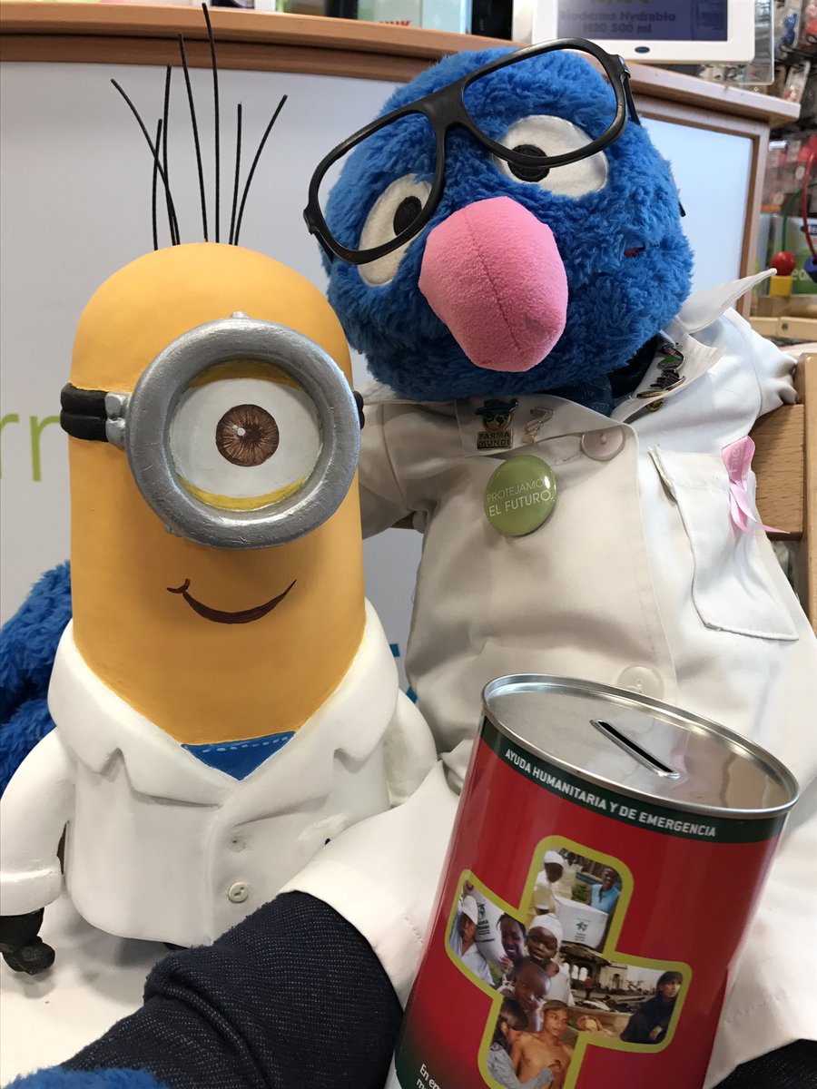 FarmaciaEspina's tweet photo. Ha llegado @boticoco y lo primero que ha pedido, es hacerse una foto con su colega #FarmaMinion @farmamundi. #BienvenidoaSevillaAmigo https://t.co/rcyolp2fLI