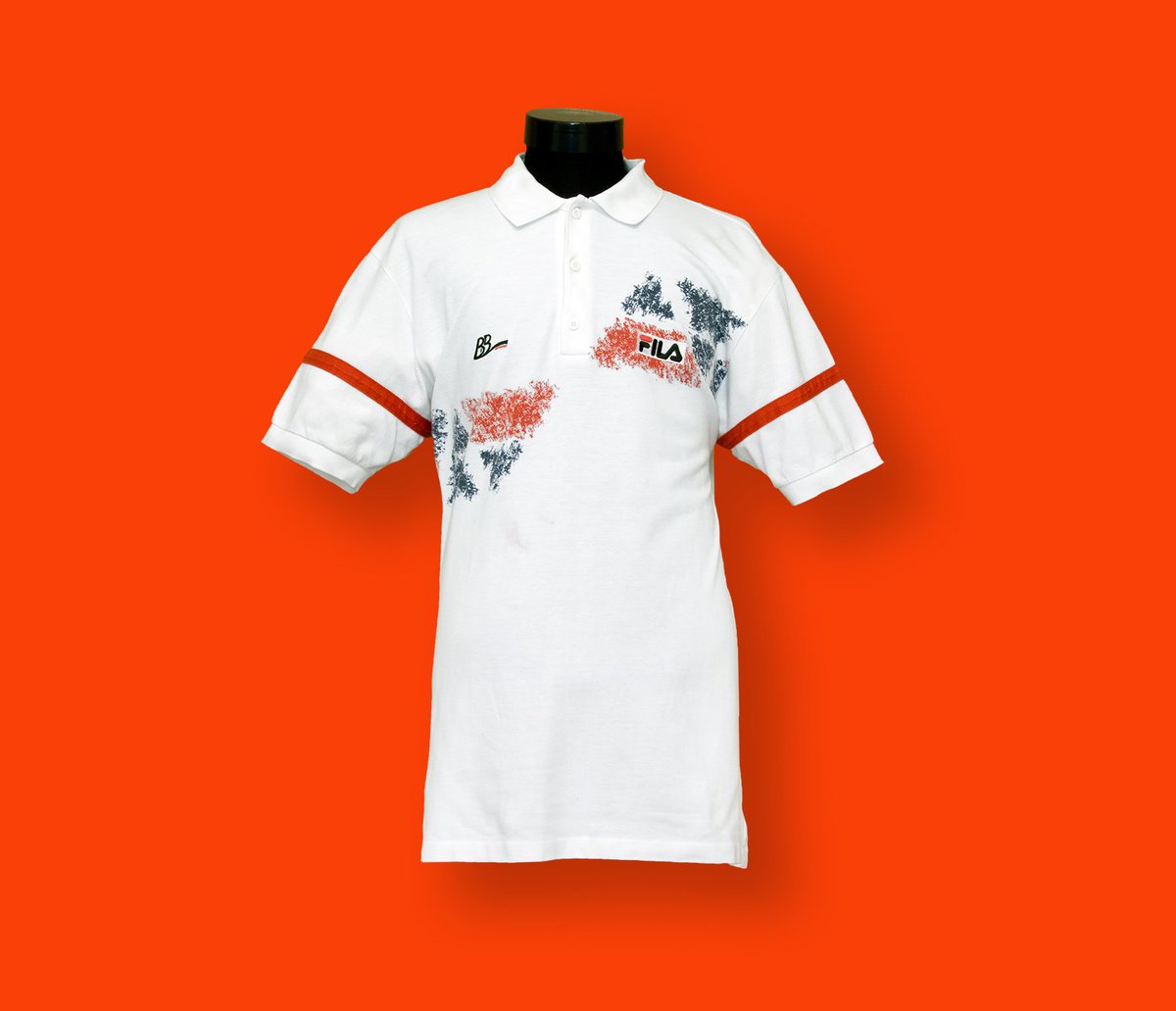 SportMuseum_Deu's tweet photo. Happy Birthday @TheBorisBecker!! Dazu ein Tennis-Polo welches #borisbecker im Endspiel der Olympischen Spiele 1992 in @barcelona_cat getragen hat. Becker/Stich gewannen gegen Ferreira/Norval die olympische Doppelkonkurrenz mit 7:6, 4:6, 7:6, 6:3. @FilaTennis #bbline https://t.co/NdLQrZGuUh