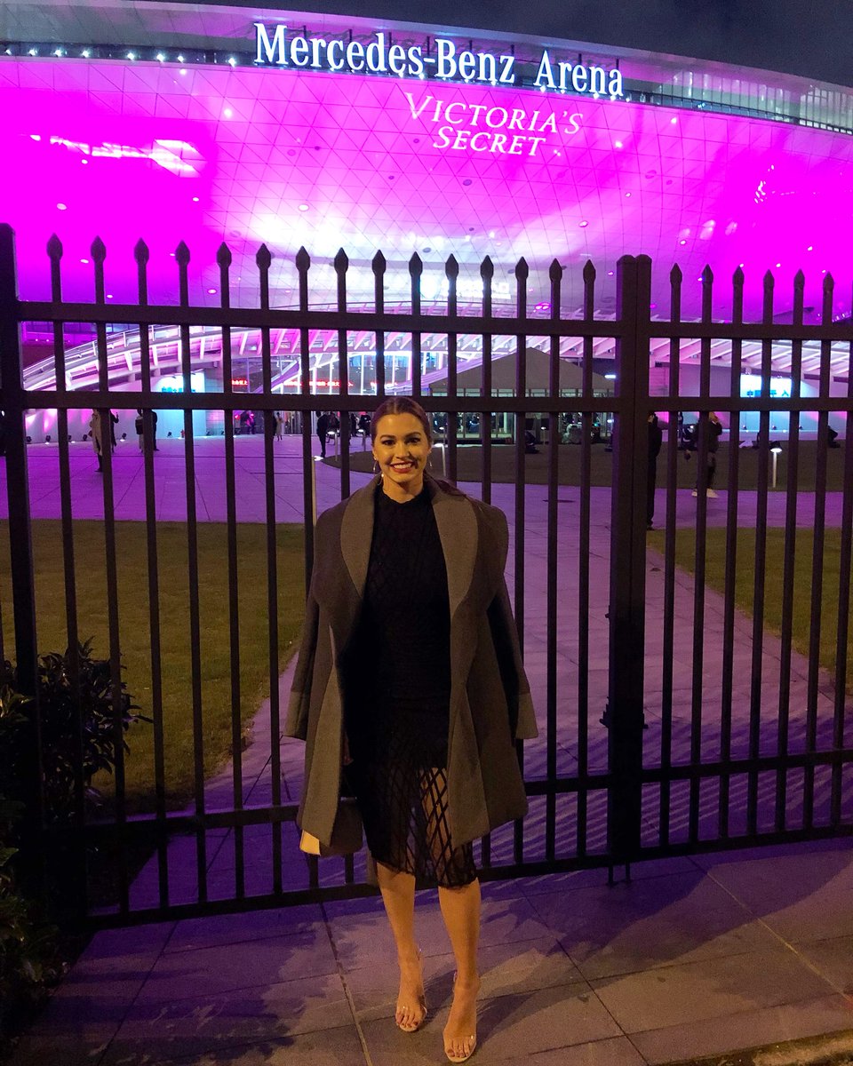 Nikki__Lynne's tweet photo. A dream come true 🌟🌟🌟
#victoriassecret #vsfashionshow #vsfashionshow2017 #mercedesbenzarena #shanghai #china #dvf #revolve #revolvearoundtheworld #angels #lavishalice #tonybianco #runway #model #travel #dreamscometrue #vsangel #timeoutshanghai https://t.co/sUXNVATYJ2