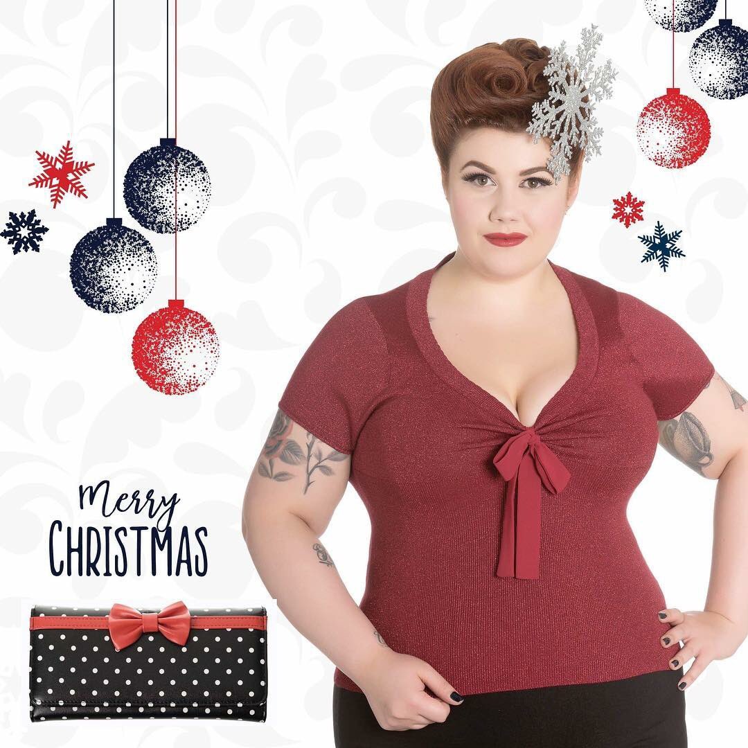 BohemianFinds's tweet photo. We are really starting to feel quite festive in store. This sexy little number from Hell Bunny is a must have for your wardrobe ... ✨🎁.
.
.
.
.
#angettetop #partytop #partydiva #partyideas #hellbunny #curves #plussize #partyin #bohemianfinds #northampton #vintage https://t.co/QeWh5J4g8G
