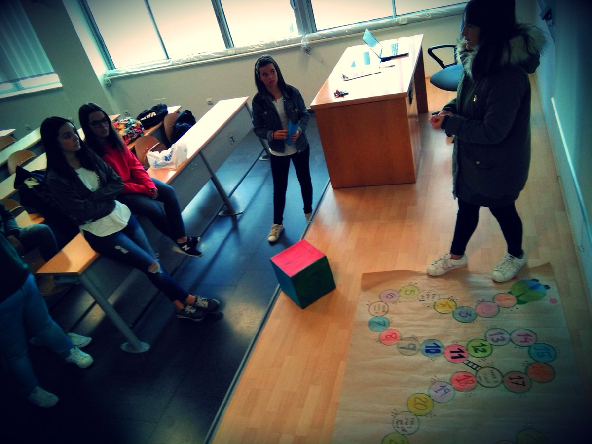 carescano's tweet photo. Alumnado impartiendo clases de historia de la educación artística. Juego, creatividad y aprendizaje :) #Edartes2017 https://t.co/24VopHXHwL