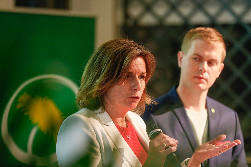 SvDDebatt's tweet photo. Lokala miljöpartisten Simone Andersson om Jabar Amins kritik: Det är vi som har bett om stöd från MP:s partistyrelse: https://t.co/gdcwemKYlI https://t.co/QBvQ1Xk5F9