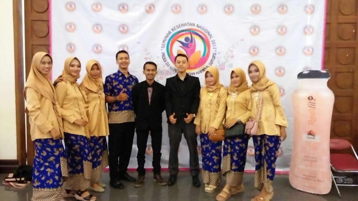 Bareng adik2 keperawatan Sutopo di acara seminar kesehatan nasional 2017 di Surabaya, kata dr. <a href="/Reisa_BA/">Reisa Broto Asmoro</a> untuk wanita jangan lupa suntik vaksin HPV sejak dini, biar terhindar dari kanker serviks, dan jangan gonta ganti pasangan gaess.