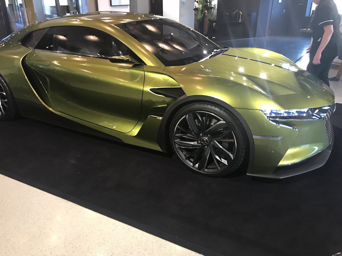 chperrin's tweet image. Nice car in hotel lobby at #CiscoTour2017.... New car for a new network ! #Network.Intuitive #SDA #DnaCenter