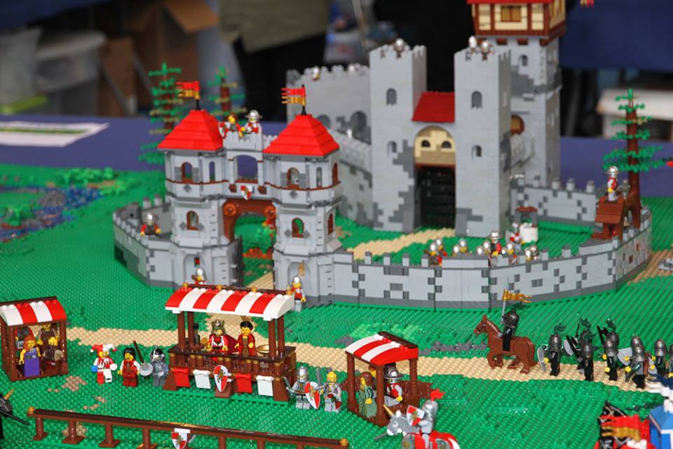 MNACTEC's tweet photo. S'acosta desembre... saps què significa? 🎉 Arriba la Trobada d’aficionats a les construccions LEGO®! 

8 i 9 de desembre al #mNACTEC 
📲 https://t.co/xxXgkssu8y 
@sortirambnens @H_B_Magazine https://t.co/gcvWLYToti