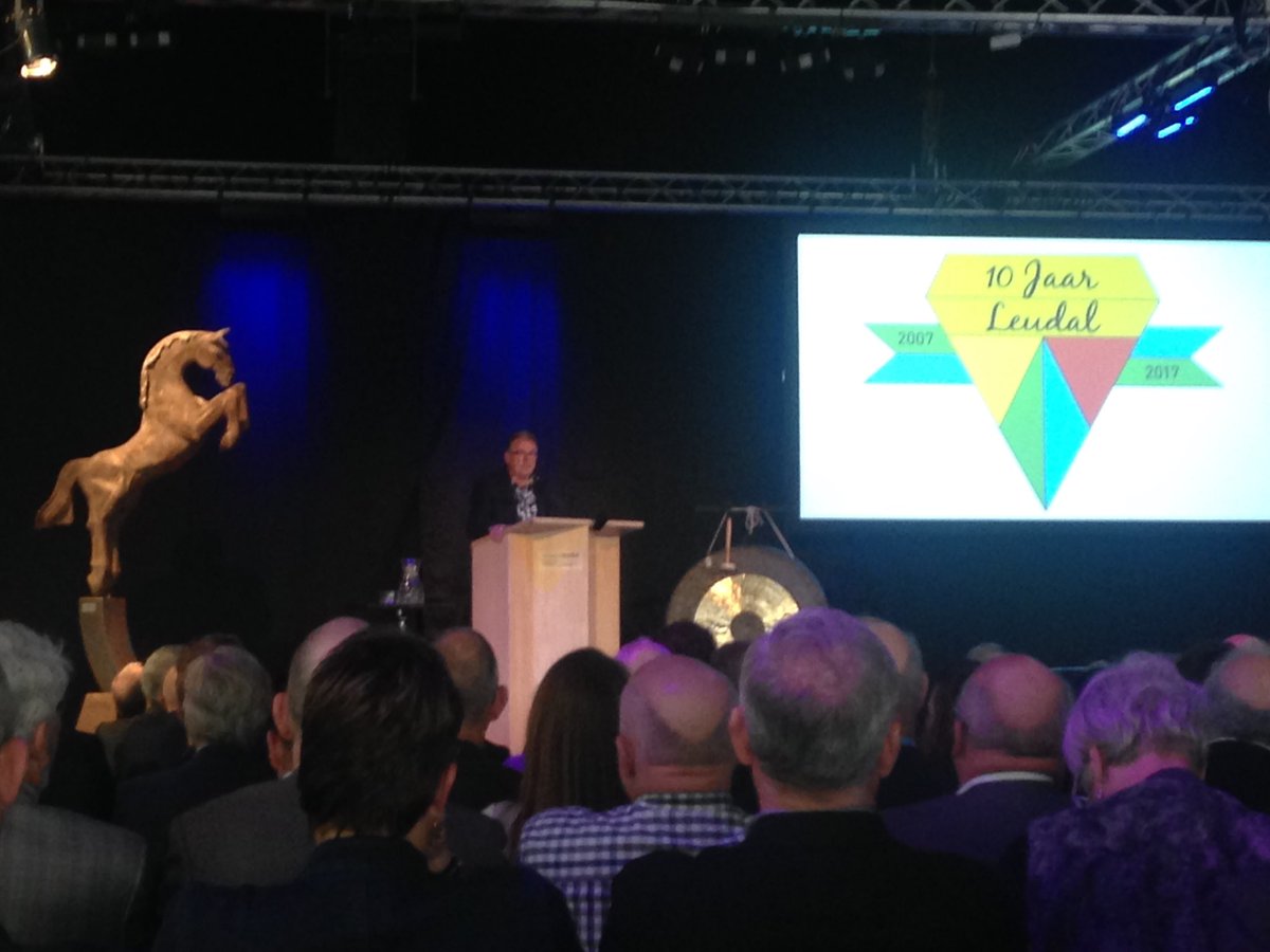 petervanmelick's tweet photo. Stadsdichter @gemeenteleudal  Frits Criens opent @2017LBD met een gedicht #lbd2017 https://t.co/ChQfvhNbUE