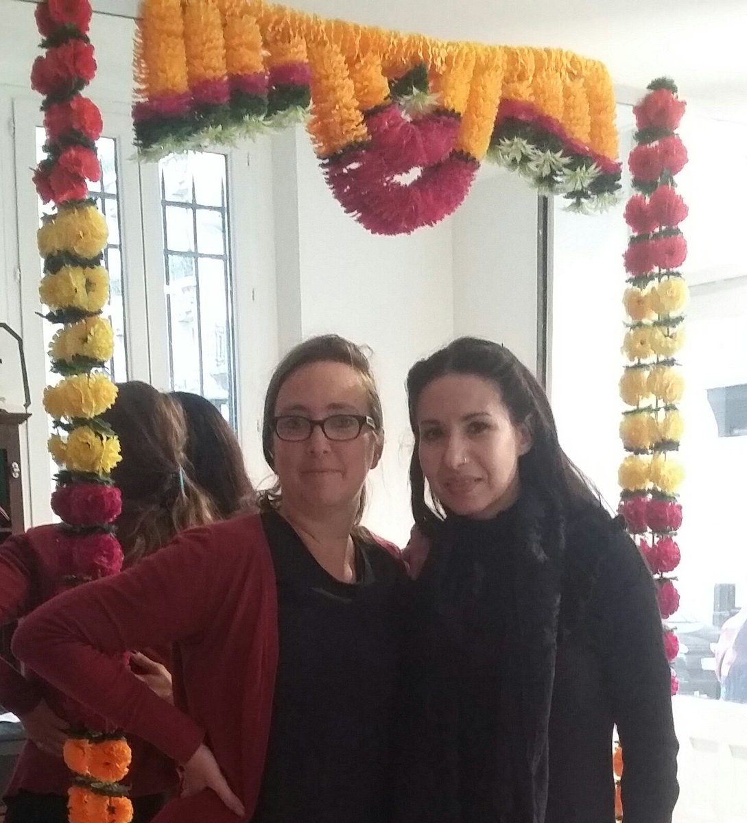 BollyDeewani's tweet photo. Belle rencontre avec Laksmi Devi de Buenos Aires à #BollyBox https://t.co/1WMbYJ6We0