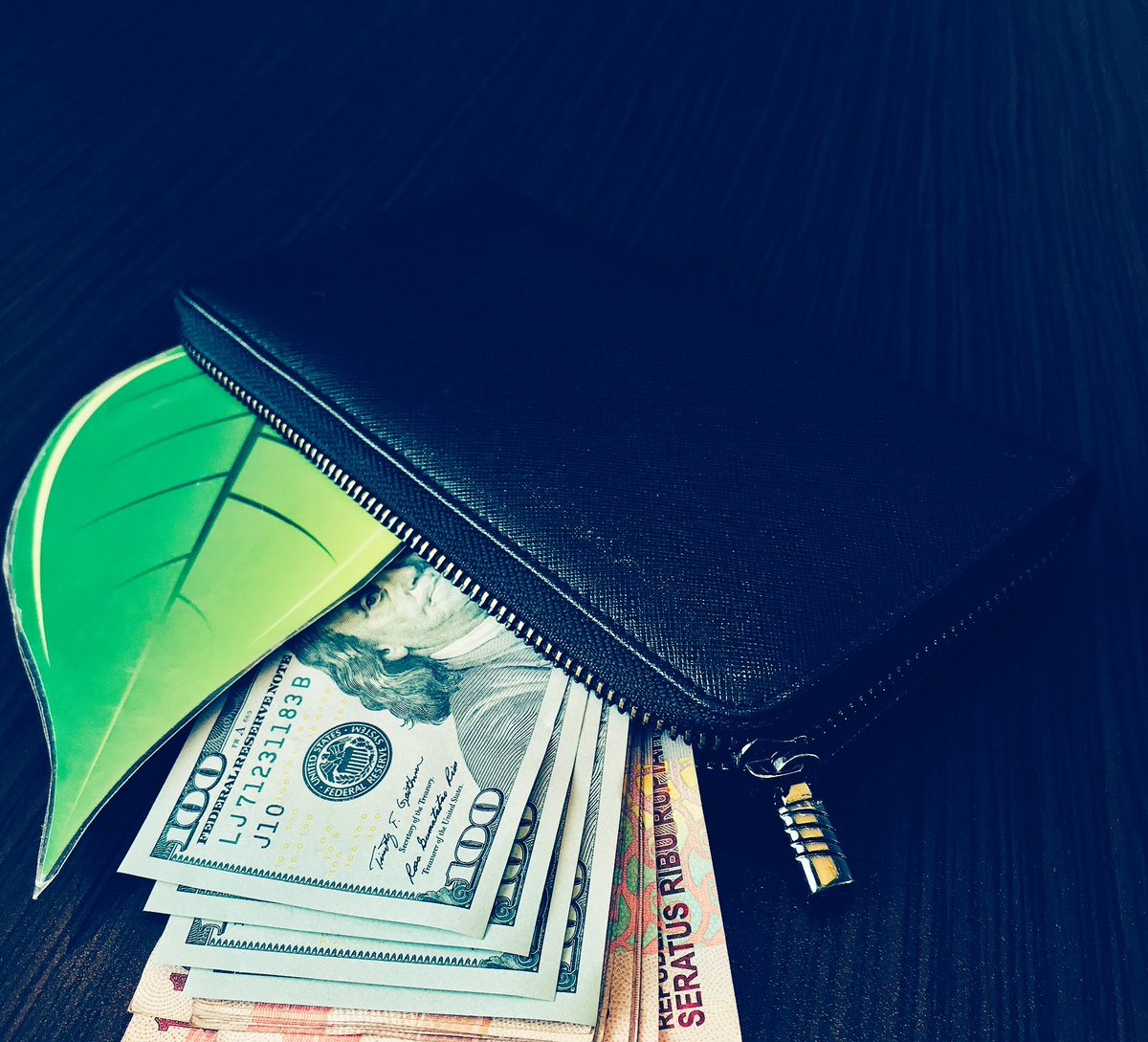 jusdalle's tweet photo. Kalau penghasilan tahunanmu saat ini standar pendapatan perkapita  Rp 47,96 juta atau Rp 4 juta perbulan (dibulatkan), maka kamu termasuk yg terancam tua sebelum kaya. 

Kesimpulan berdasarkan analisis ekonom Muhammad Chatib Basri dalam kegiatan DBS #AsianInsight kemarin. https://t.co/Q0Lb7rJvB7