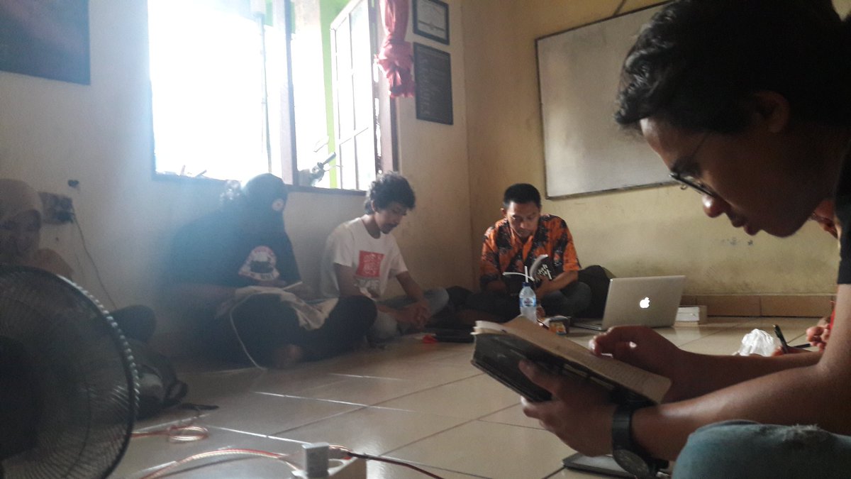formacian's tweet photo. Latihan penulisan esai, dalam rangkaian acara write up formaci. https://t.co/g0vtjLQIsY