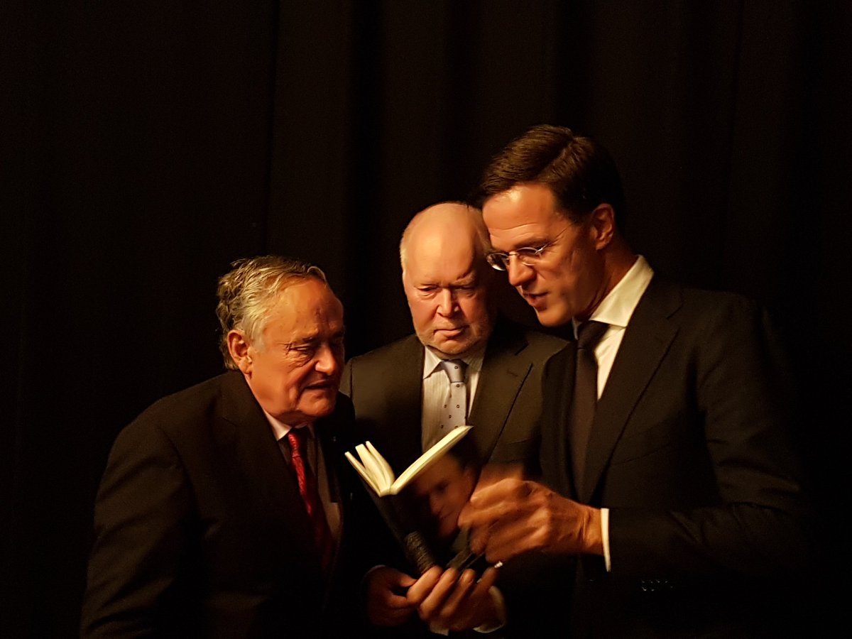 <a href="/markrutte/">Mark Rutte</a> krijgt eerste boek over Bob Pinedo uitgereikt!