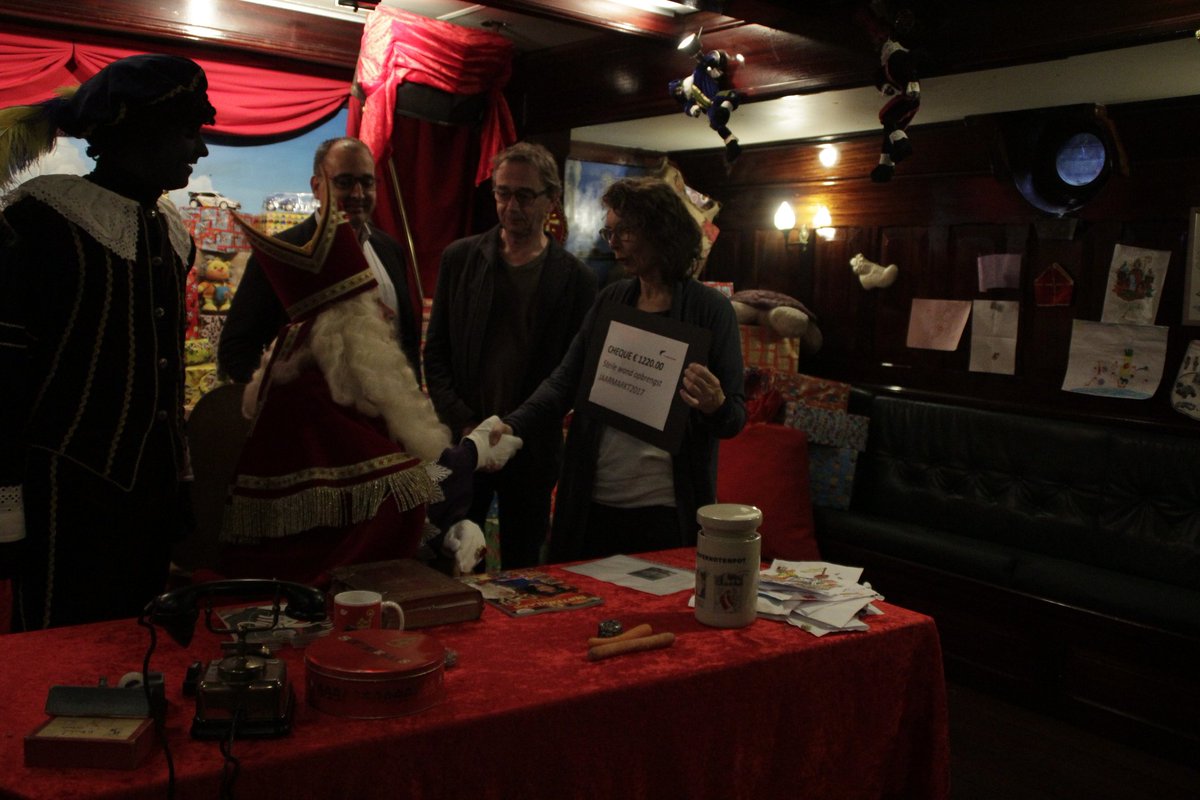 Opbrengst Steile Wand actie tijdens Jaarmarkt plechtig door Coltrane overhandigd aan Sinterklaas.