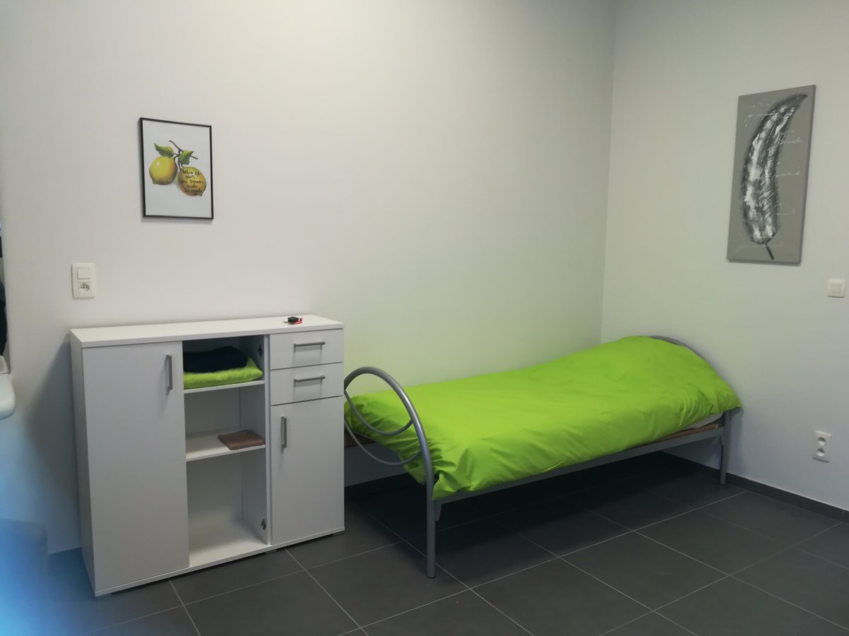 katebaert's tweet photo. In #Kortrijk opent nieuwe crisisopvang de deuren. Er is plaats voor 10 personen. De leerplaats van het OCMW deed de renovatie van het pand. Meer @FocusWTV https://t.co/7yEF3z95wW
