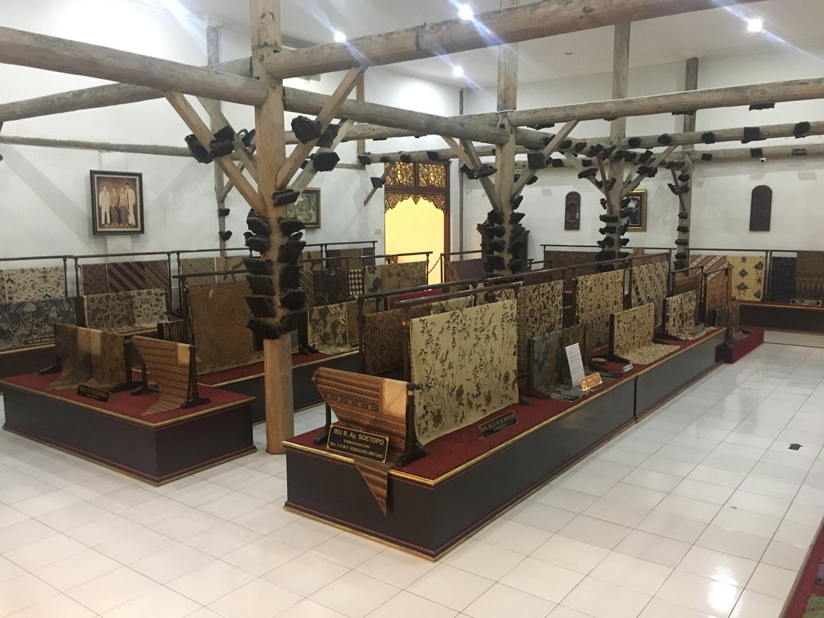 uclgaspac's tweet photo. Batik, a famous cultural heritage has improved peoples welfare, this is how culture identity can be linked to economic value. #Culture21 #4BetterLocal #Insight4Leaders #SCF17 https://t.co/4XPmPs5Z8N