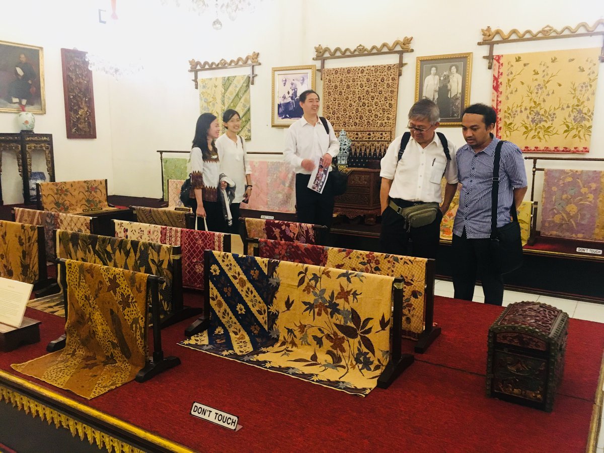 uclgaspac's tweet photo. Batik, a famous cultural heritage has improved peoples welfare, this is how culture identity can be linked to economic value. #Culture21 #4BetterLocal #Insight4Leaders #SCF17 https://t.co/4XPmPs5Z8N