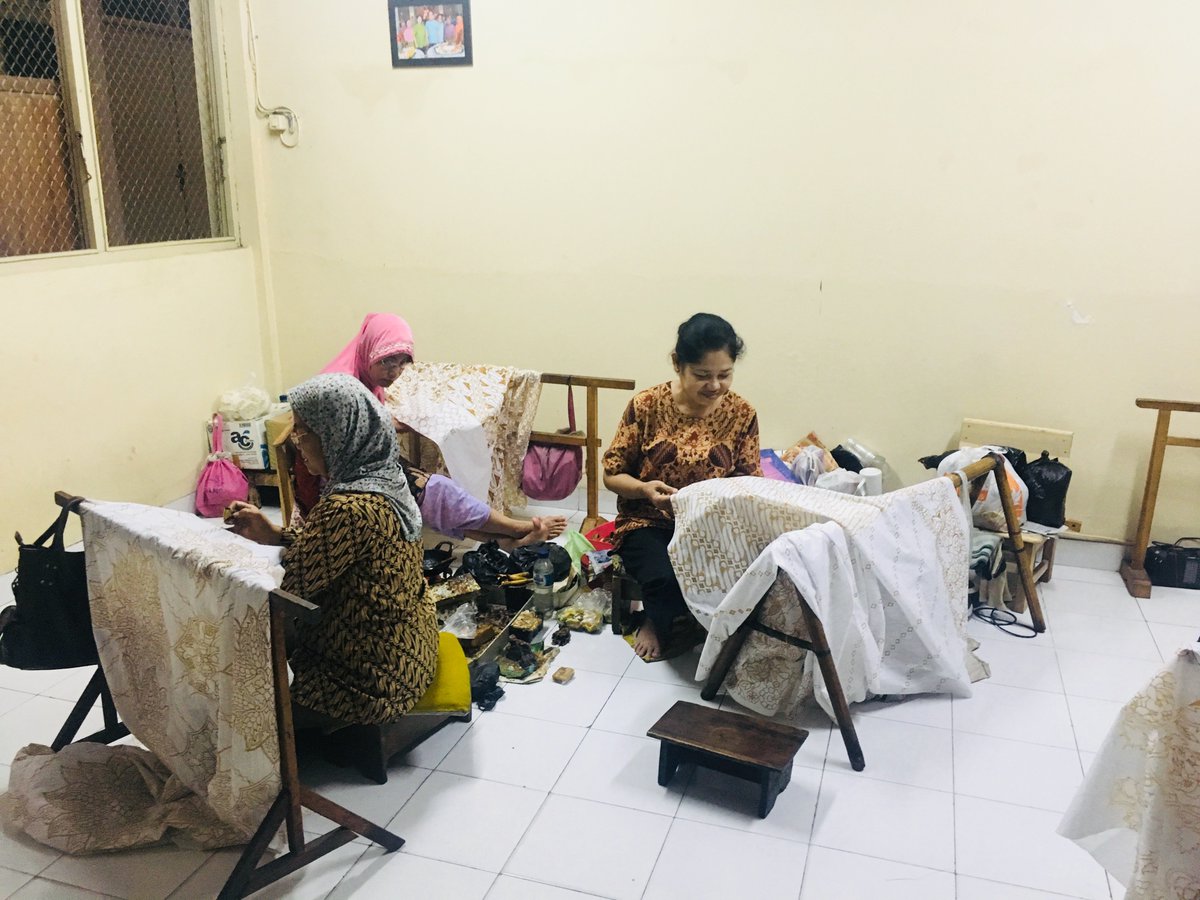 uclgaspac's tweet photo. Batik, a famous cultural heritage has improved peoples welfare, this is how culture identity can be linked to economic value. #Culture21 #4BetterLocal #Insight4Leaders #SCF17 https://t.co/4XPmPs5Z8N
