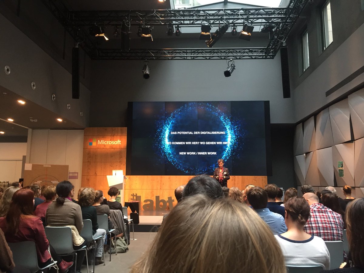 kimnguyenDE's tweet photo. Ein wenig Input zu #Digitalisierung #betterwork & #wellbeing von @joanabp beim @betterplacelab #labtogether @MicrosoftDE bevor die #Workshops losgehen https://t.co/oOJCrwi9y5