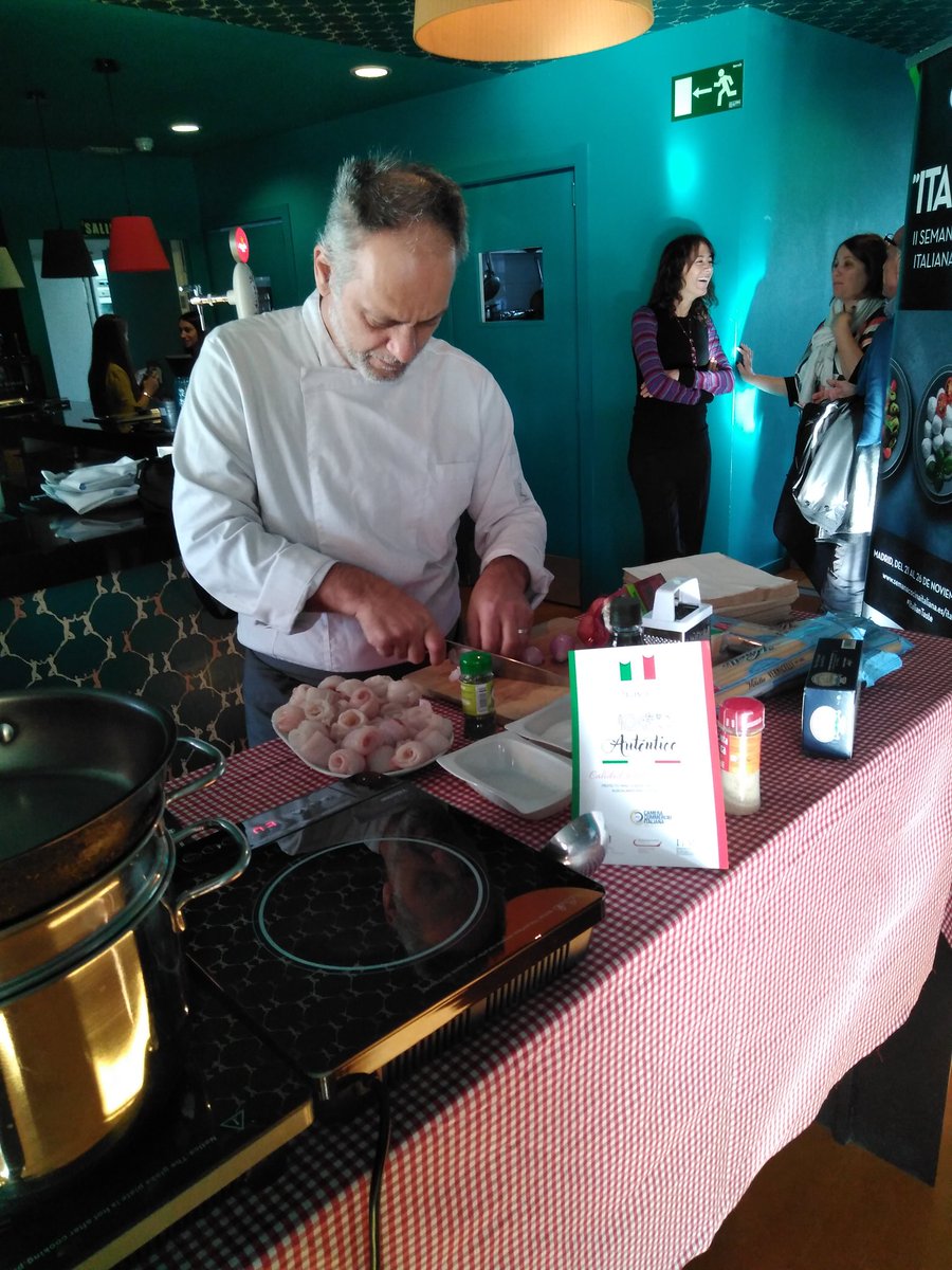 CCISMadrid's tweet photo. El chef @marcello_leoni preparando su masterclass "Recetas desde el Adriático" en el @paracaidistaes #100auténtico #ItalianTaste https://t.co/yyRl9Vaw3g