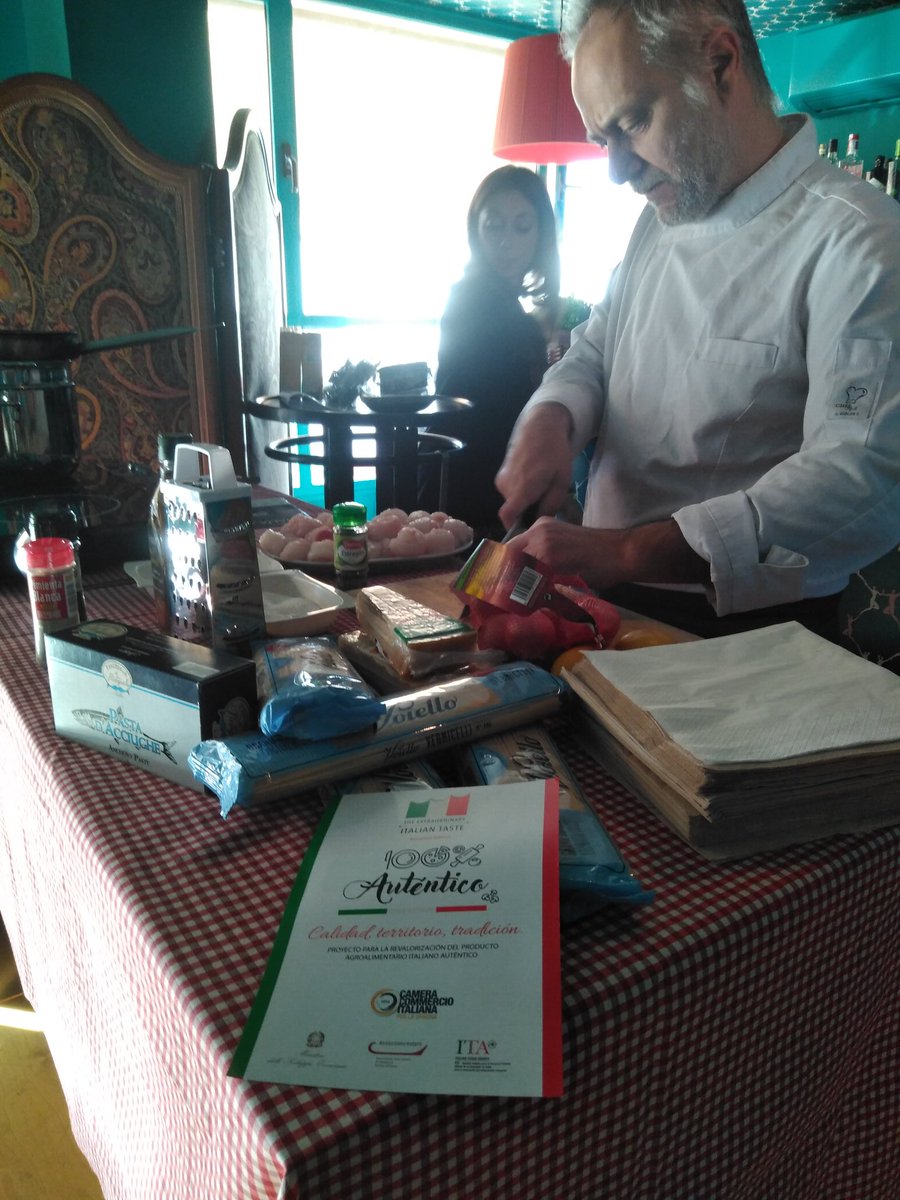 CCISMadrid's tweet photo. El chef @marcello_leoni preparando su masterclass "Recetas desde el Adriático" en el @paracaidistaes #100auténtico #ItalianTaste https://t.co/yyRl9Vaw3g