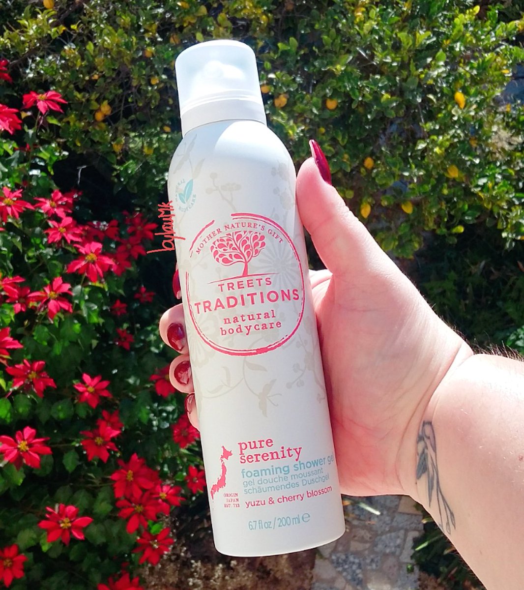 bylauMK's tweet photo. ¡¡Buenos días de miércoles con una súper ducha!! Y hoy se une a mi balda la espuma  @treets_spain de su nueva gama "Pure Serenity" que huele... 😋😋😋!! 
Con flor de cerezo (anti-oxidante) y yuzu  (relajante y rejuvenecedor de la piel).
¡¡Feliz día!! https://t.co/O03E6IHg7o