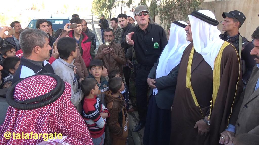talafargate's tweet photo. ��موع من أهالي تلعفر يتظاهرون أمام مبنى مجلس قضاء #تلعفر في وسط المدينة ، للمطالبة بـ إسراع في فتح المدارس لـ إستقبال الطلبة العائدين إلى تلعفر ، ورئيس مجلس القضاء السيد محمد عبدالقادر يتوعد المتظاهرين بـ إقالة المسببين في حال عدم عودة المدراء والمدرسين والمعلمين إلى مدارسهم https://t.co/ULVlkcGYxS