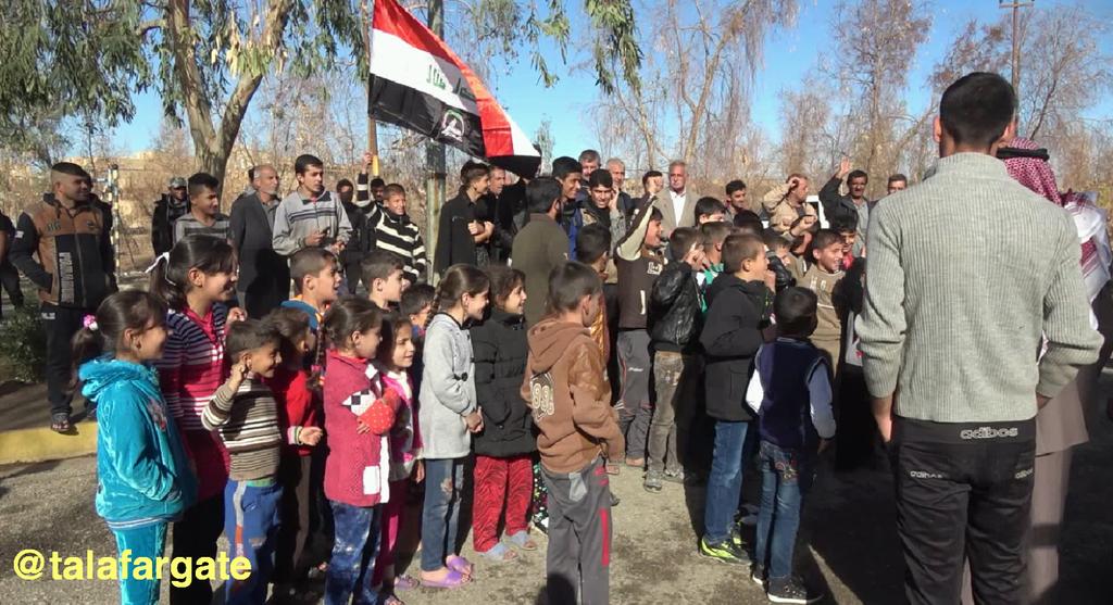 talafargate's tweet photo. ��موع من أهالي تلعفر يتظاهرون أمام مبنى مجلس قضاء #تلعفر في وسط المدينة ، للمطالبة بـ إسراع في فتح المدارس لـ إستقبال الطلبة العائدين إلى تلعفر ، ورئيس مجلس القضاء السيد محمد عبدالقادر يتوعد المتظاهرين بـ إقالة المسببين في حال عدم عودة المدراء والمدرسين والمعلمين إلى مدارسهم https://t.co/ULVlkcGYxS