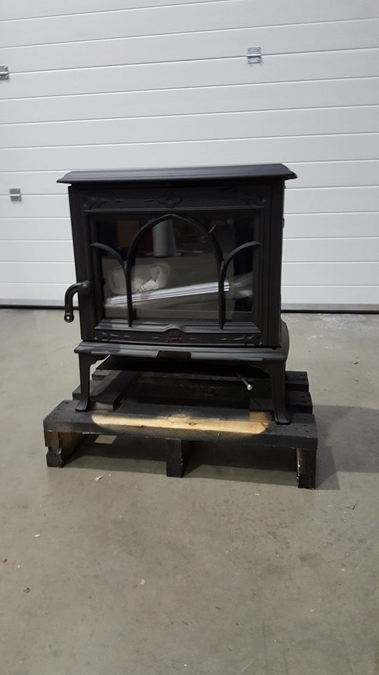 New arrivals from @Jotul_UK  F100 Cleanburn with Tracery door Wood burner and a F105B Woodburner on a closed base
