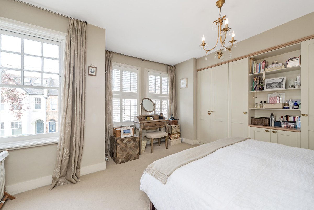KF_SWLondon's tweet photo. #SOLD a beautifully presented family house ideally situated on a sought after tree lined avenue in #Mortlake #SW14 #Propertynews #KFBarnes #wednesdaymotivation https://t.co/TyUtFEDxDk