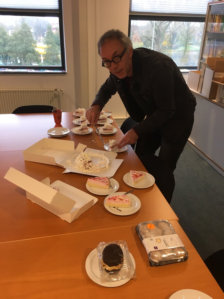 marcvb_bridge's tweet photo. @Bridgebond collega Geon won onlangs met #onstein 3 de European Champion’s Cup; genoeg reden om te trakteren 🎂😊 https://t.co/2opwWzo4EQ