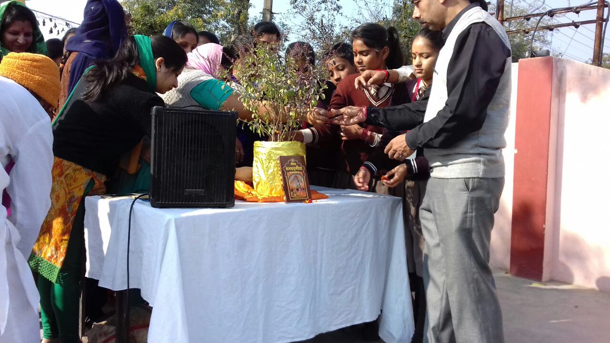 Balsanskarsewa's tweet photo. Pujya Bapuji ki prerna se Himachal ponta  satyashree school mein hua Tulsi Pujan v Geeta Jayanti. https://t.co/xAU4mXhz9r