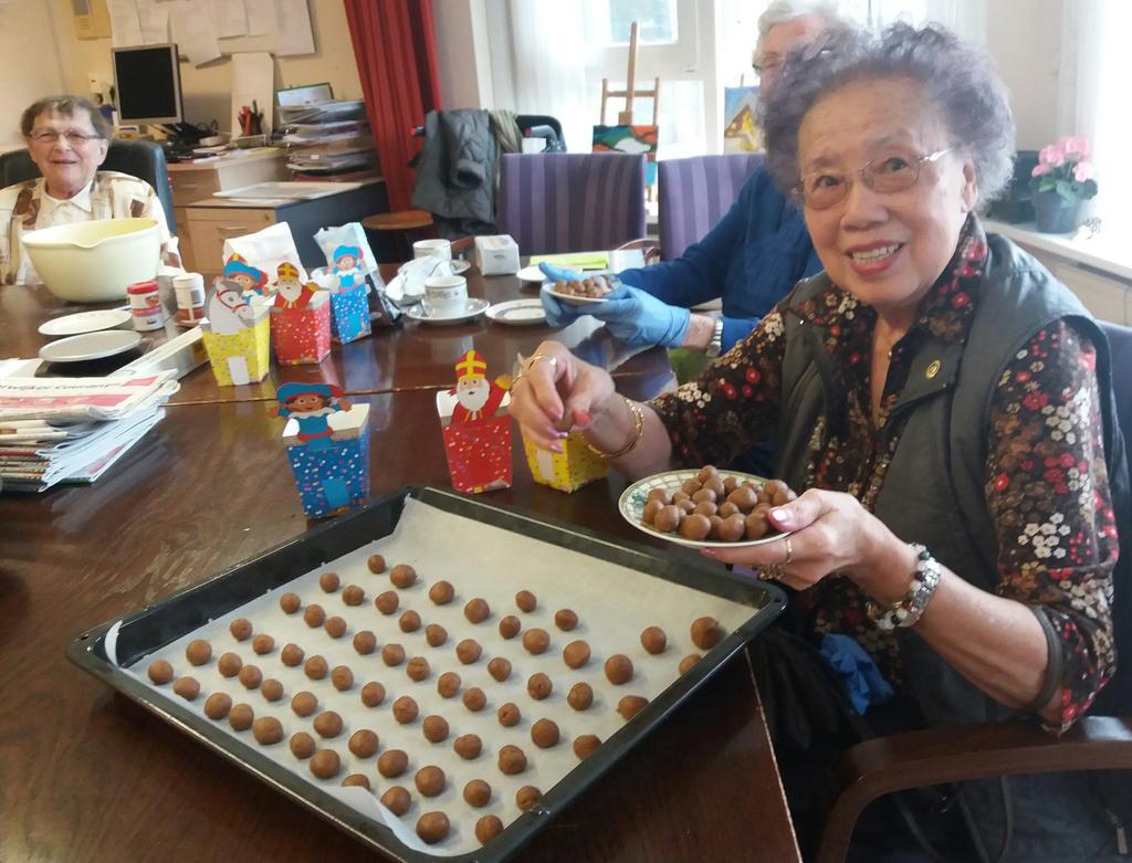 Vele handen maken lekkere pepernoten tijdens de bakvereniging vanmorgen in Randmeer <a href="/znwv/">Zorggroep NW-Veluwe</a>.