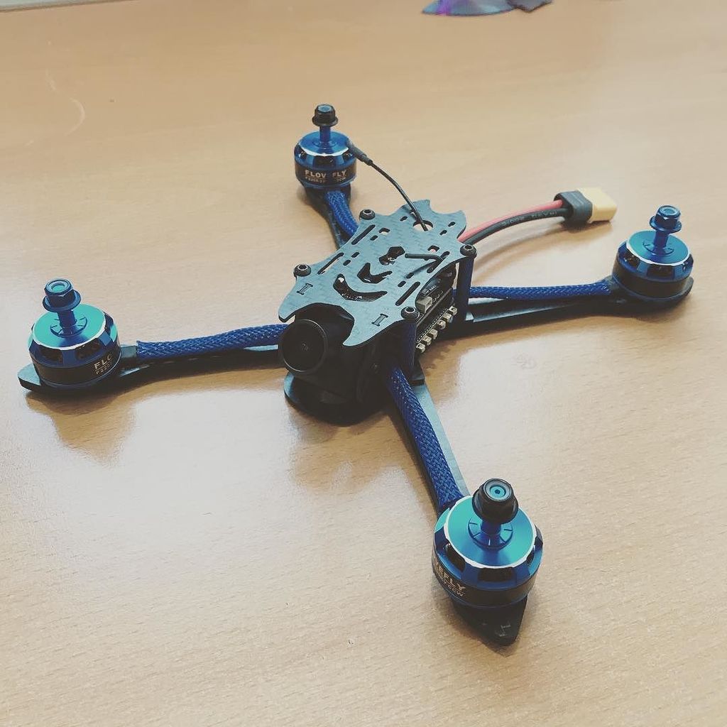 deDronesFPV's tweet photo. Chicos!! Mirad que me acaba de llegar!! Bflight 210! A primera vista pinta muuuuy bien!! ❤️ #dedrones #dronevlog #review #droneracer #dronestagram #dronesdecarreras #ddc https://t.co/WFUjdev7TB https://t.co/8k4g7Lyii8