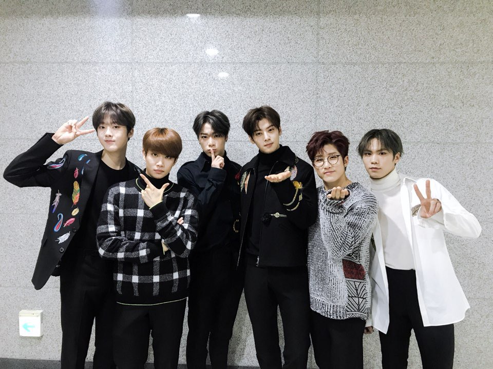 fantagiomusic_'s tweet photo. [#아스트로] 잠시 후 7시부터 아스트로가 출연하는 MBC MUSIC #쇼챔피언 이 방송됩니다🤗 아스트로는 항상! 색달라 달라 달라🎶 오늘은 어떤 모습으로 아로하 앞에 나타날지 궁금하시죠! 그럼 오늘도 우리 모두 본방사수해요😎 https://t.co/fGqwqSwXvf