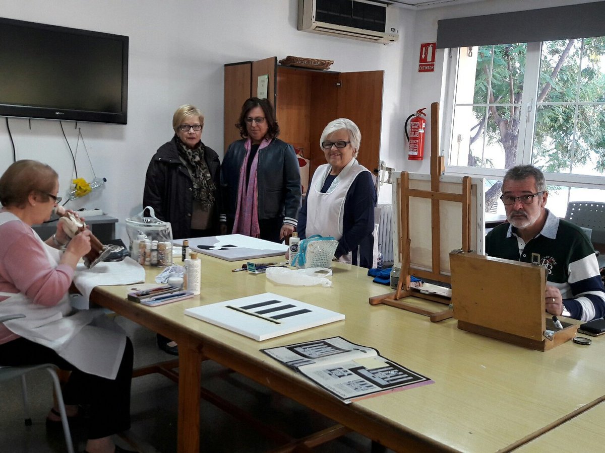 MayoresMoncada's tweet photo. En clases de pintura. Aprendemos y subimos nuestra  autoestima https://t.co/nOxFHsajTa