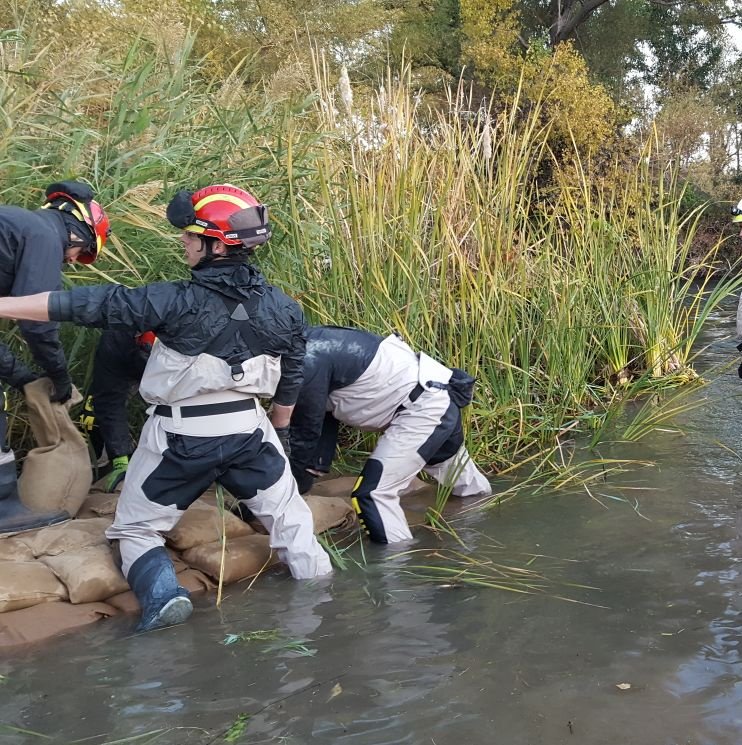 UMEgob's tweet photo. 🔴EJERCICIO #InundacionCaraquiz A las 02:20 se alertó al #BIEM1 ante el grave riesgo para la población.Se pone en práctica el montaje de puente #Mabey achique de agua,diques y búsqueda en orillas a 2 desaparecidos. https://t.co/Dz69LpFjRI