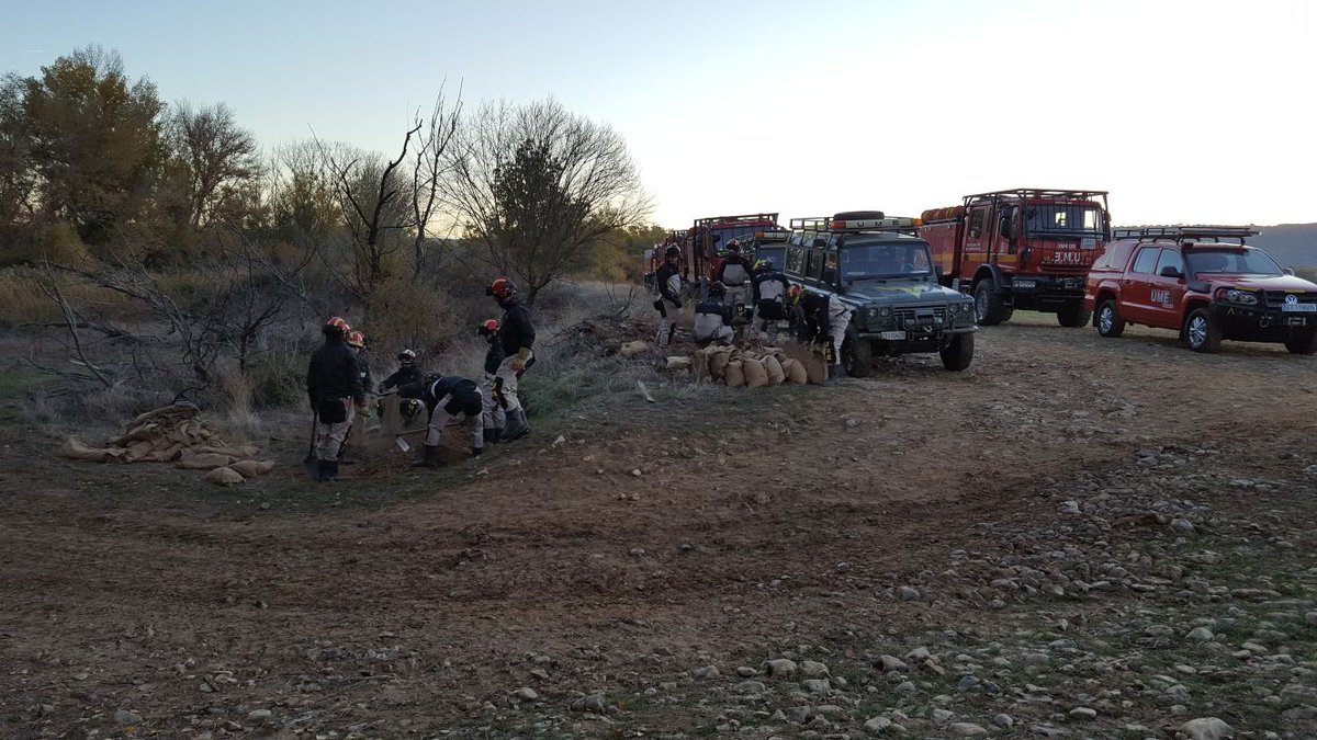UMEgob's tweet photo. 🔴EJERCICIO #InundacionCaraquiz A las 02:20 se alertó al #BIEM1 ante el grave riesgo para la población.Se pone en práctica el montaje de puente #Mabey achique de agua,diques y búsqueda en orillas a 2 desaparecidos. https://t.co/Dz69LpFjRI
