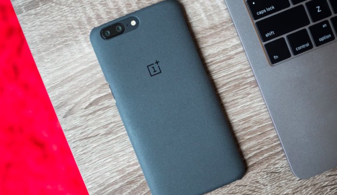 Dazeinfo's tweet photo. OnePlus had started facing strong criticism from its ‘loyal’ customers for various issues with the device.
Read: https://t.co/cVqQZzYP5s
#OnePlus5T #ReadToRead #Smartphone https://t.co/FiY6OGAjFx