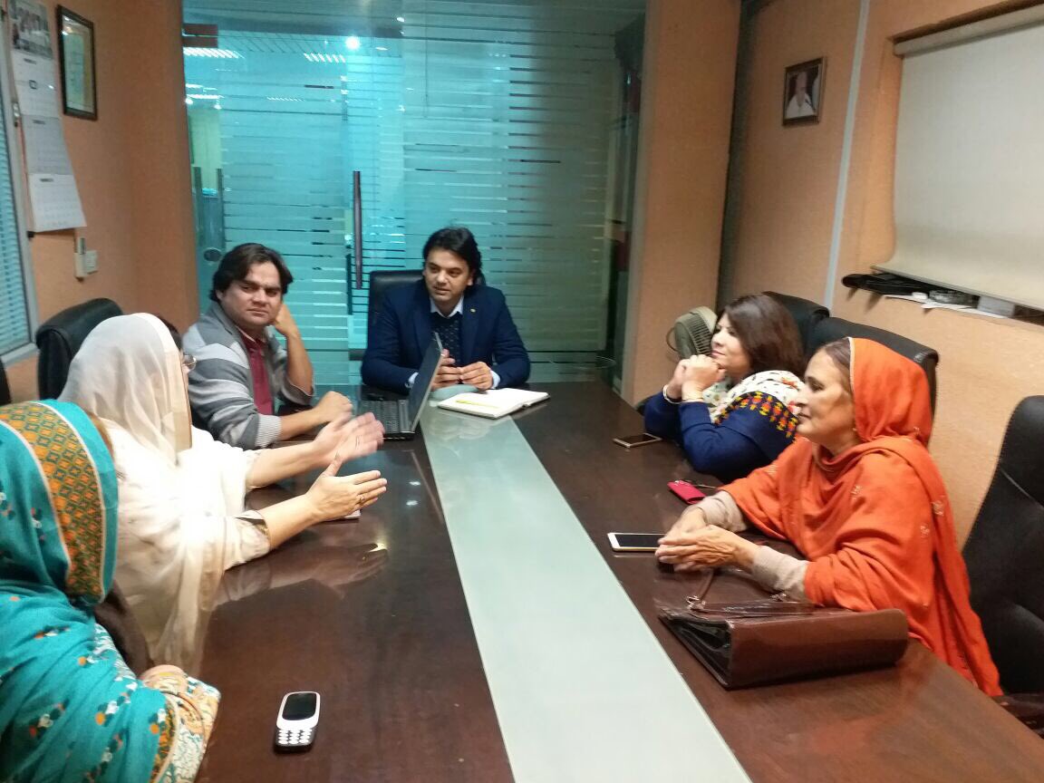 UdarOfficial's tweet photo. سیالکوٹ میں عمران خان کا پیغام گھرگھر پہنچانے میں خواتین اہم کردار ادا کررہی ہیں۔ NA110 میں ویمن موبلائیزیشن کی حکمت عملی تیار کرنے کیلیے خواتین ونگ کی ارکان سے گفتگو۔ https://t.co/BURbhLlUKA