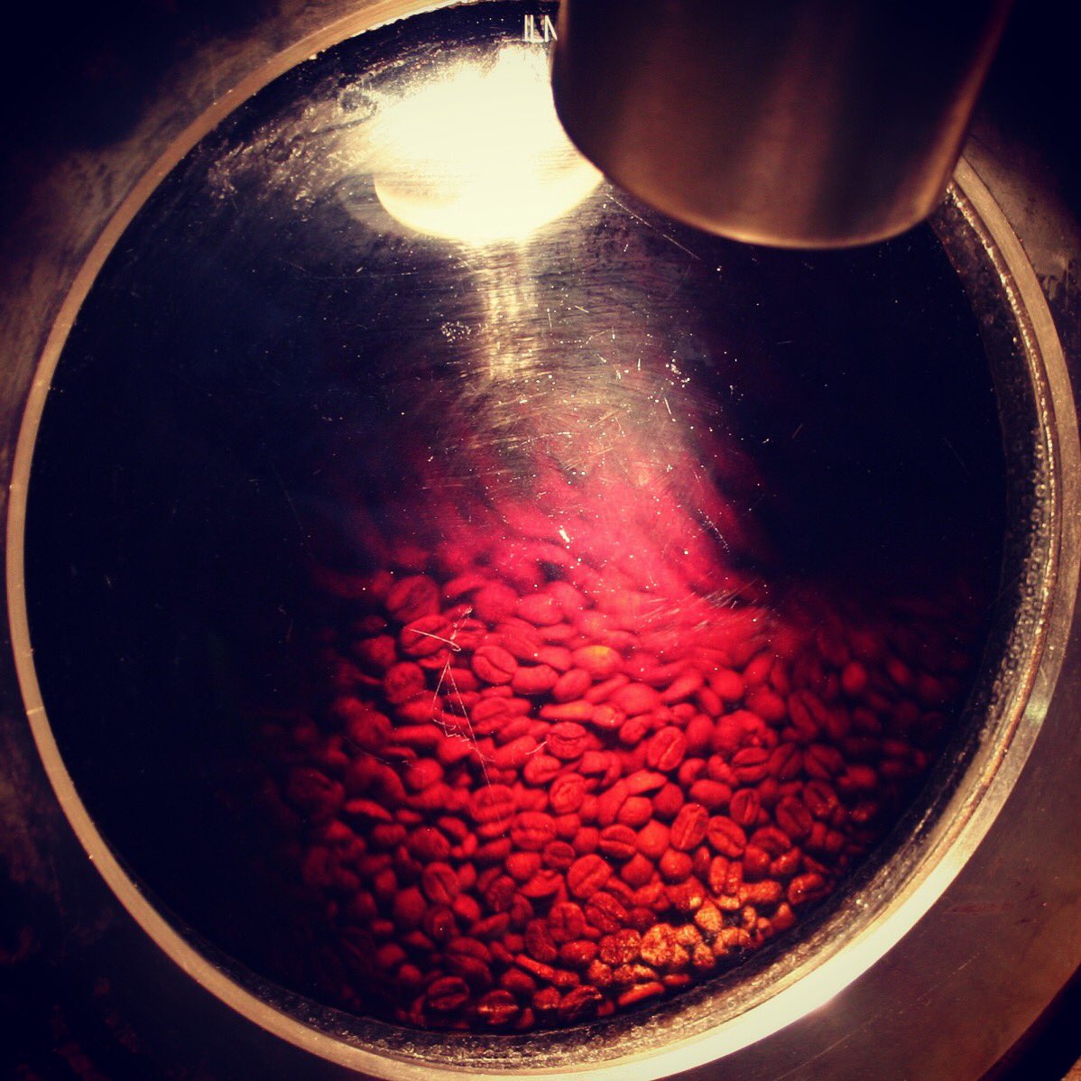 PuebloCoffee's tweet photo. Did you know that more than 1000 different aroma components of coffee are known.  Just by varying the roasting conditions it is possible to achieve an especific flavour profile #coffee #specialtycoffee #londoncoffee #pueblocoffee #coffeeroasting https://t.co/Uz54DKf0PE