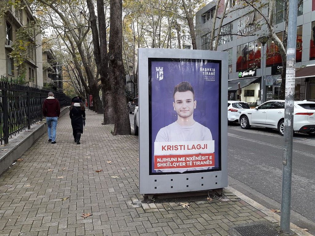 erionveliaj's tweet photo. 💯 me te miret! 👫✅👏

Aseti me i madh i nje qyteti nuk jane rruget, ndertesat e makinat - jane njerezit! 👨‍🎓👩‍🎓👏

Ndaj kete fundvit kemi “stolisur” Tiranen me 100 gjimnazistet me mesataren 10 per te frymezuar qytetin se puna e perpjekja nuk shkon kurre dem! BRAVO! 🎓📚👏👏 https://t.co/BX9mYDOf9S