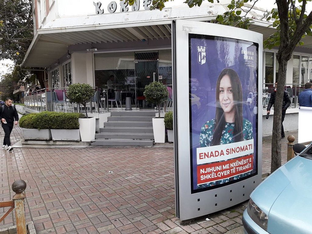 erionveliaj's tweet photo. 💯 me te miret! 👫✅👏

Aseti me i madh i nje qyteti nuk jane rruget, ndertesat e makinat - jane njerezit! 👨‍🎓👩‍🎓👏

Ndaj kete fundvit kemi “stolisur” Tiranen me 100 gjimnazistet me mesataren 10 per te frymezuar qytetin se puna e perpjekja nuk shkon kurre dem! BRAVO! 🎓📚👏👏 https://t.co/BX9mYDOf9S