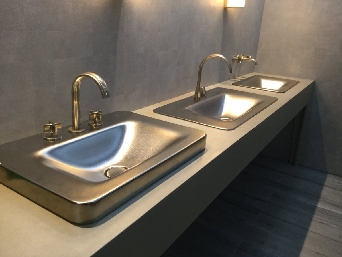 Bathroomreview's tweet photo. Looking for the WOW factor? It’s right here on the @RocaUK stand (Sleep Sets) #Sleep17 #sleep2017 @sleepevent #design #hoteldesign #basins #gold https://t.co/zZCsOOsIwa