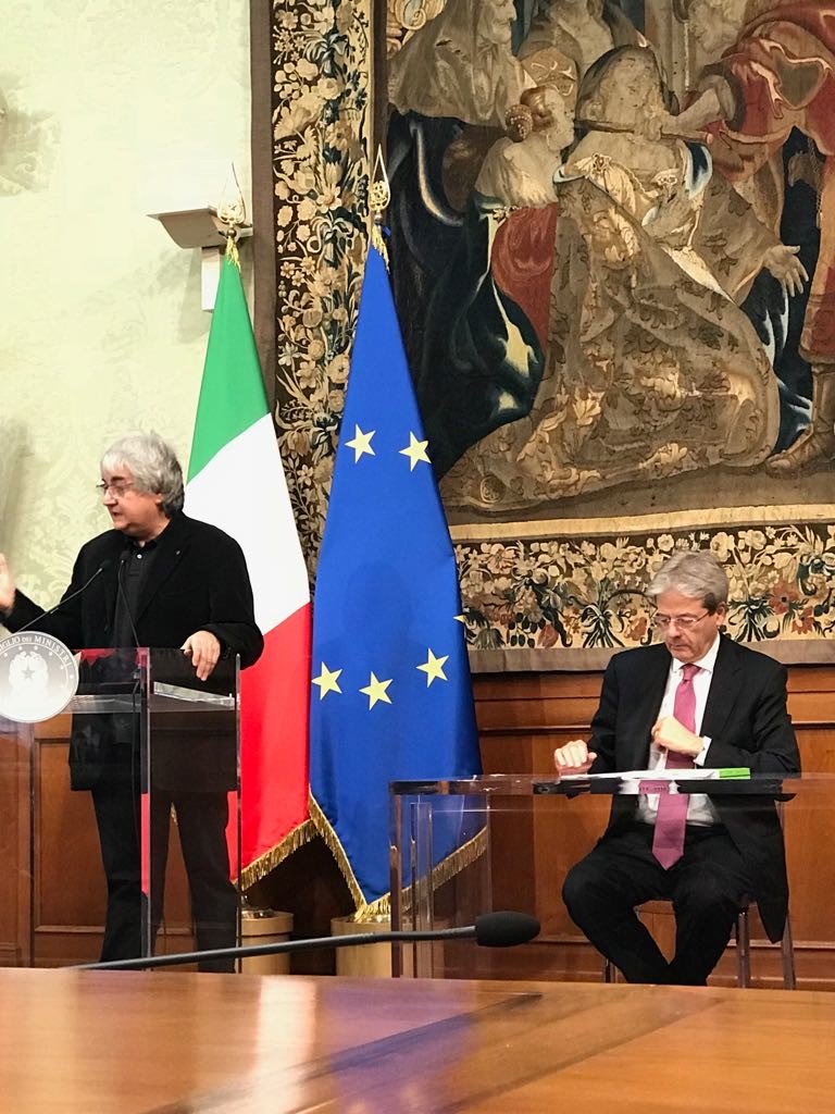ReRebaudengo's tweet photo. Tanti auguri di buon compleanno @PaoloGentiloni, come primo ministro ha l'importante responsabilità di invertire le sorti del #Pianeta. Come cittadino, padre e imprenditore auspico che il suo impegno possa fare la differenza! @SymbolaFondazio https://t.co/ErofOjFA9D