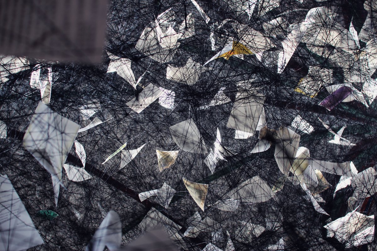Baramode's tweet photo. À la découverte d'une #installation #contemporaine hors du commun. #art #berlin #ChiharuShiota #berlin https://t.co/Vr0ORO6d6L https://t.co/9xr5QUnPkg