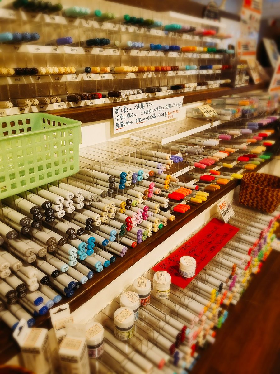 youta4402's tweet photo. 私が仕事で担当している画材専門店の社長が、｢もし需要があれば１日１個か週1くらいのペースで画材や額縁を紹介するTwitterアカウントを作ろうかなあ…｣と言っていたんですけど、すごく見たいのは私だけ…？もし同じように見たいって方がいたら拡散してほしい…需要あるよ！って社長に伝えたい…。 https://t.co/dzdawchfLK