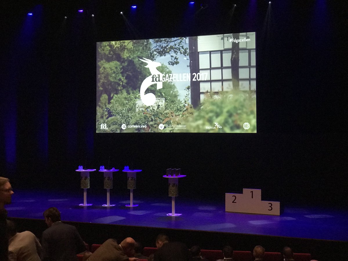 SlimsterNL's tweet photo. Afgelopen donderdag was Slimster aanwezig tijdens de uitreiking van de FD Gazellen 2017 in Regio Oost. Helaas nét geen podiumplek, maar we kregen wel een FD Gazelle mee naar huis. En kijk hem nu eens shinen op kantoor! #fdgazellen https://t.co/aq8EZJD1uL